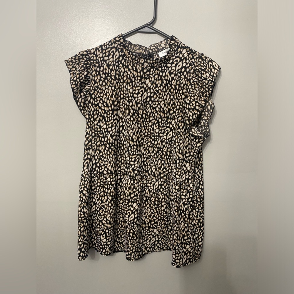 Angashion women’s boutique blouse- size M- great condition.